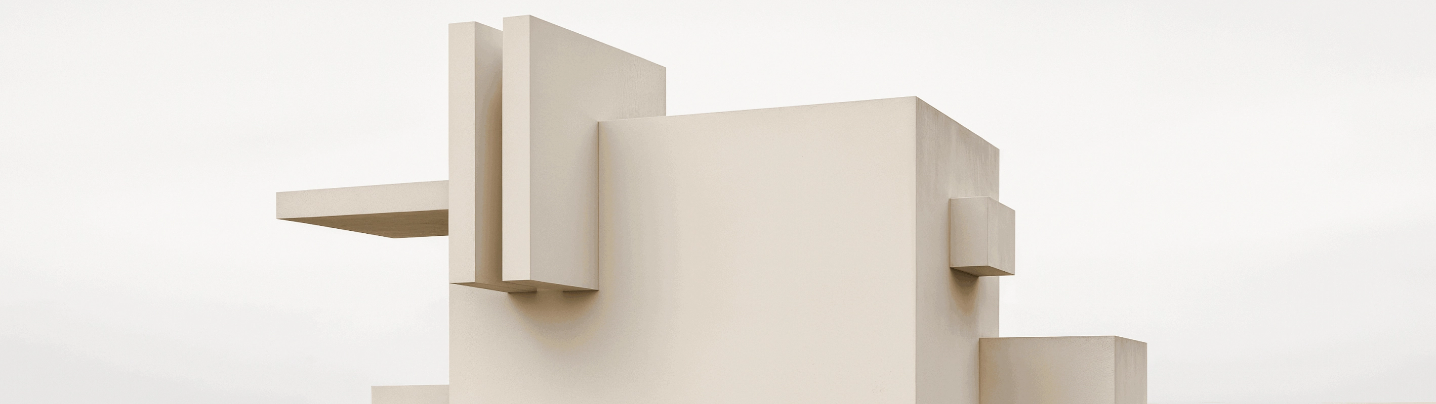 Современная архитектурная инсталляция в стиле минимализма, составленная из кубов и прямоугольных блоков из светлого бетона.