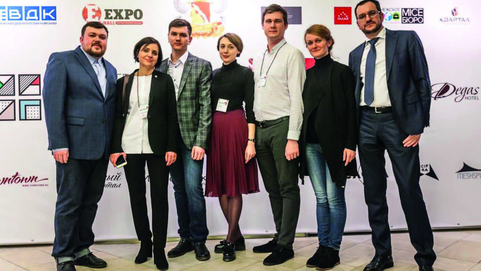 Портрет мужчины в пиджаке на сером фоне, представитель архитектурного сообщества