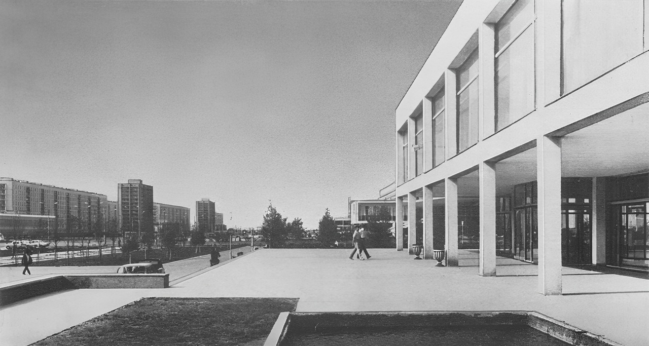 Чёрно-белая фотография советской застройки с современными жилыми домами и площадью.