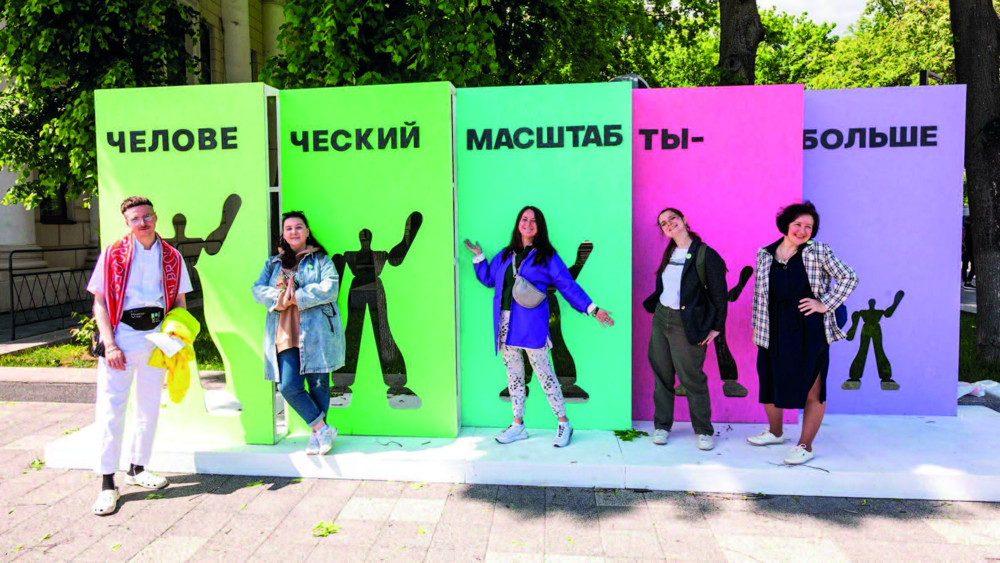 Инсталляция с черной скульптурой-маской и желтыми флагами перед театром драмы Воронежа