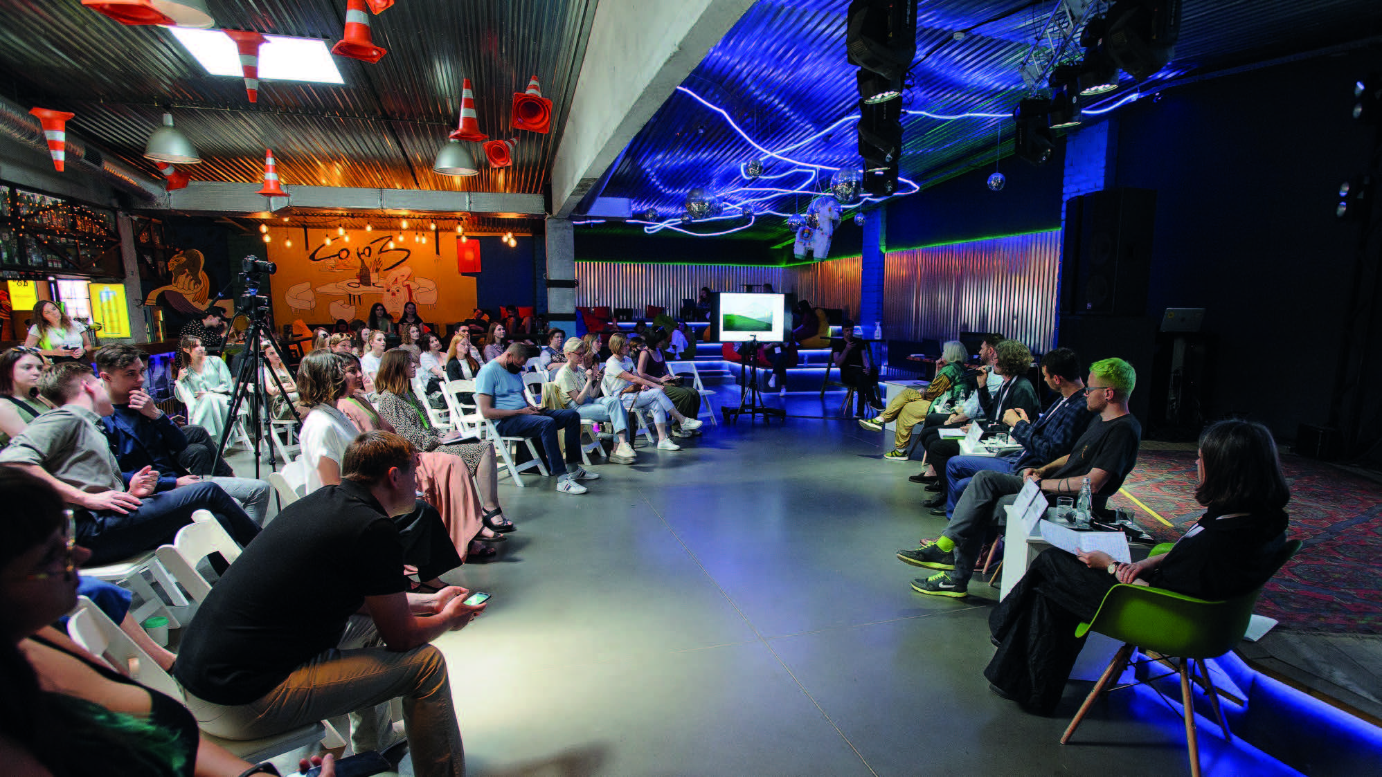 Публичная дискуссия форума Зодчество ВРН в креативном пространстве с неоновой подсветкой