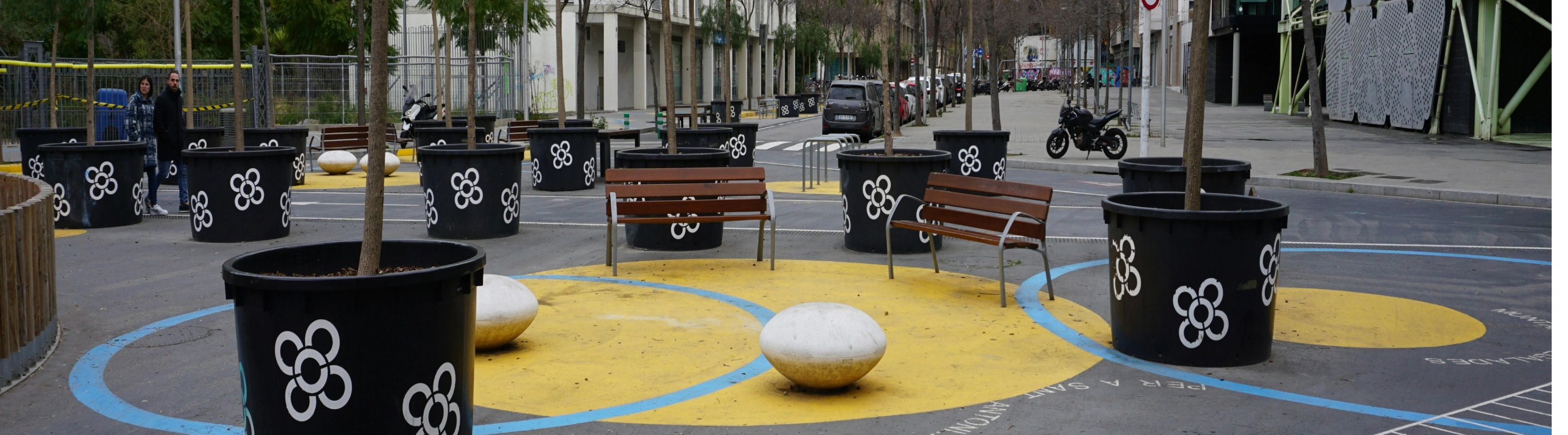 Городская площадь с уличной мебелью, большими вазонами и скамейками в современной разметке.