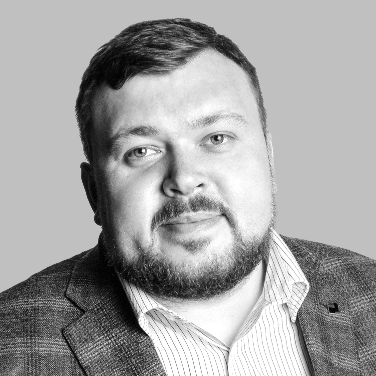 Портрет мужчины в пиджаке на сером фоне, представитель архитектурного сообщества