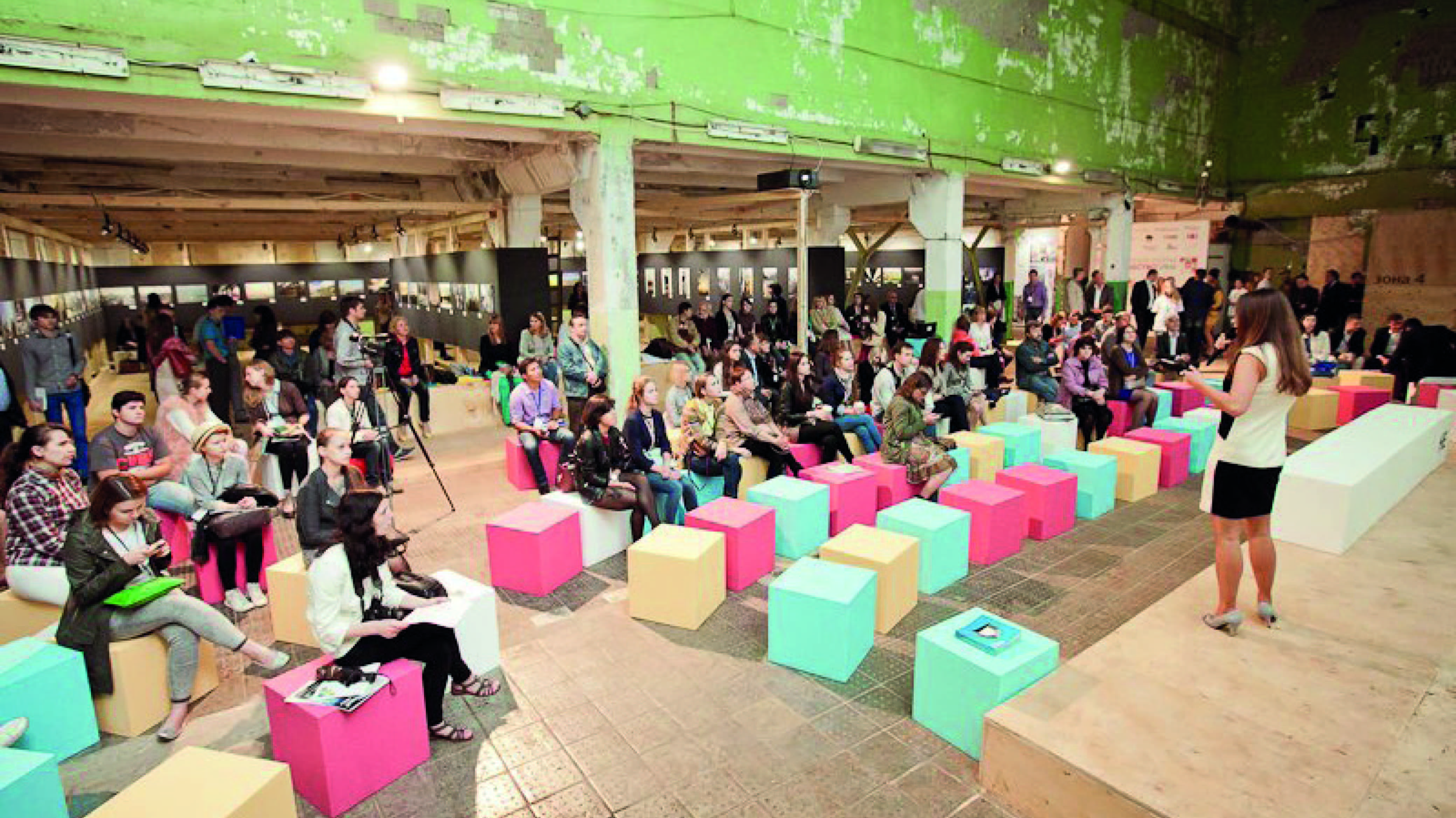 Лекция форума Зодчество ВРН в индустриальном пространстве с разноцветными кубами для гостей