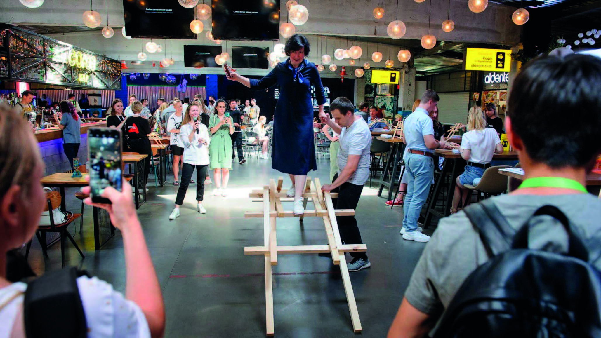 Участники форума Зодчество ВРН выполняют творческое задание с деревянной конструкцией в коворкинге